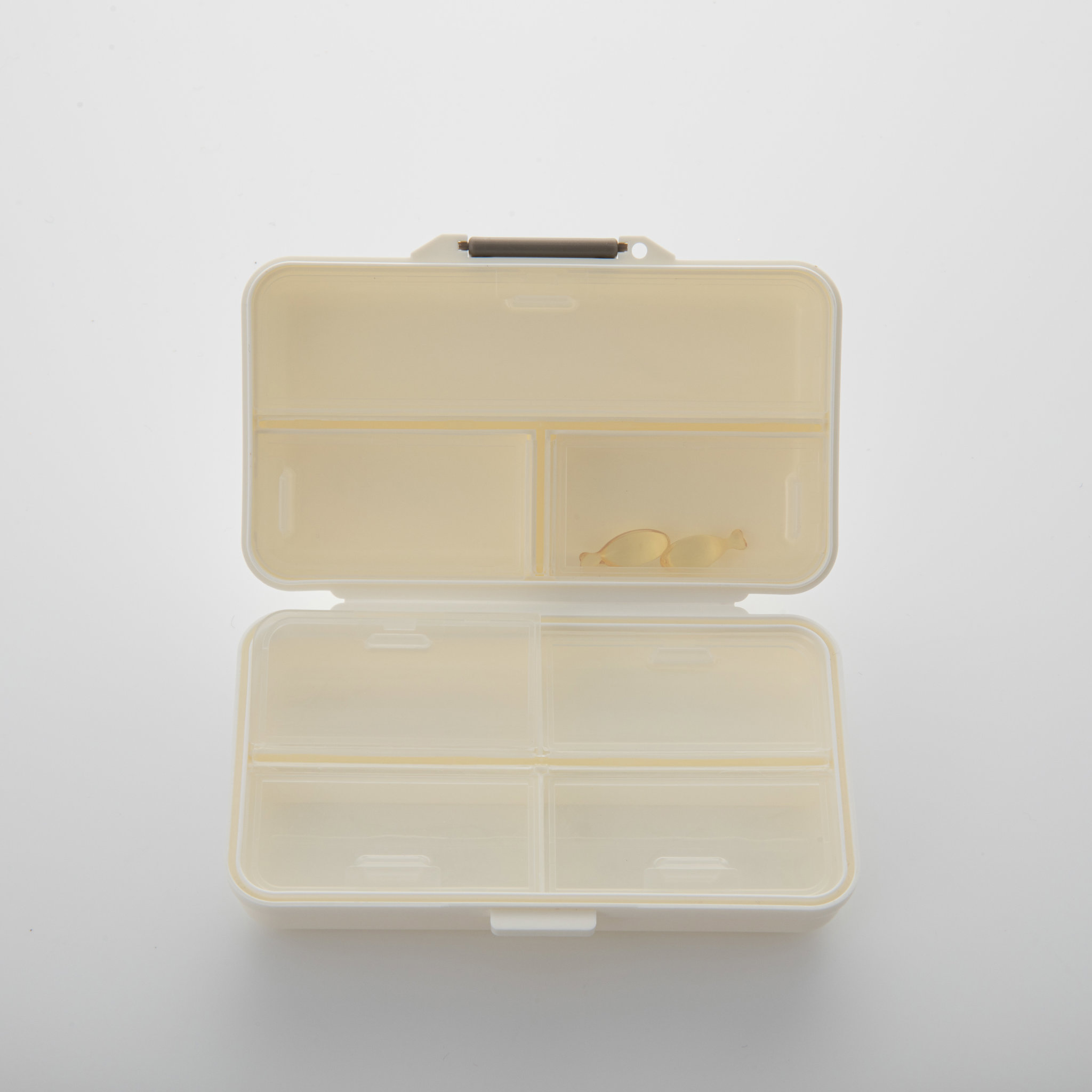 Portable Pill Organizer With 7 Compartments2