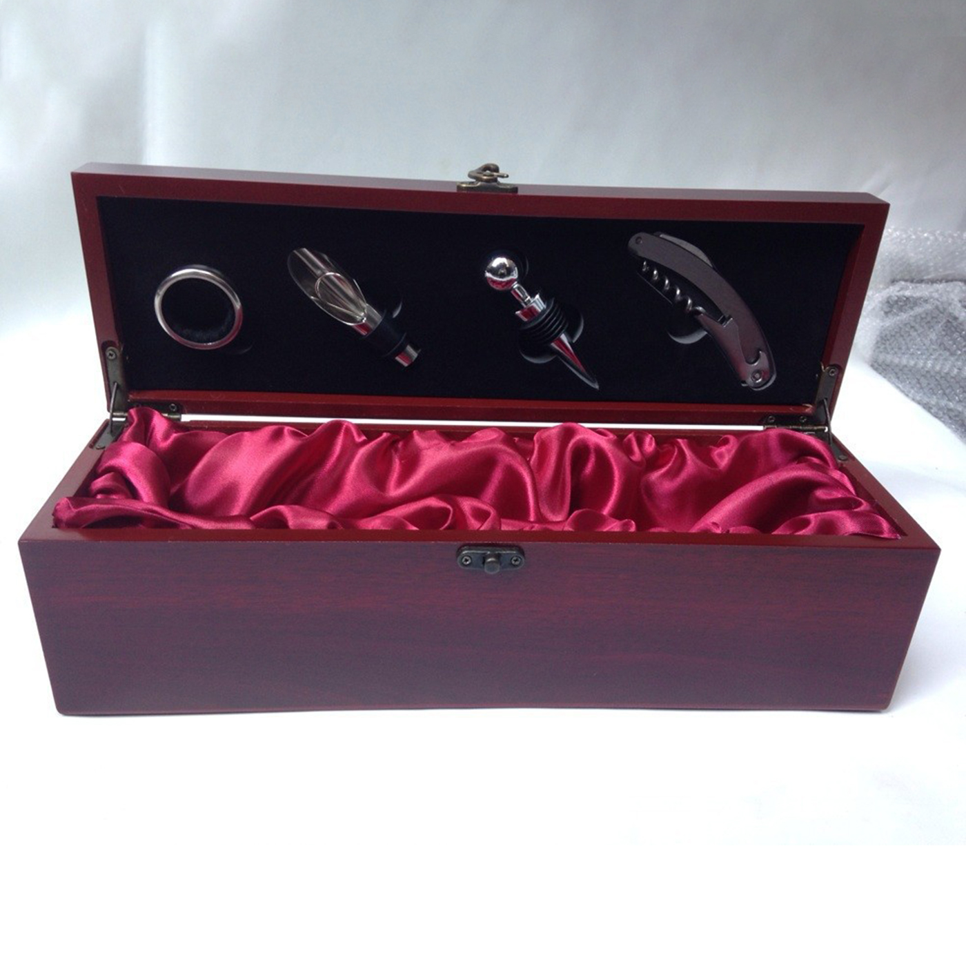 Wine Gift Box With 4 Accessories3