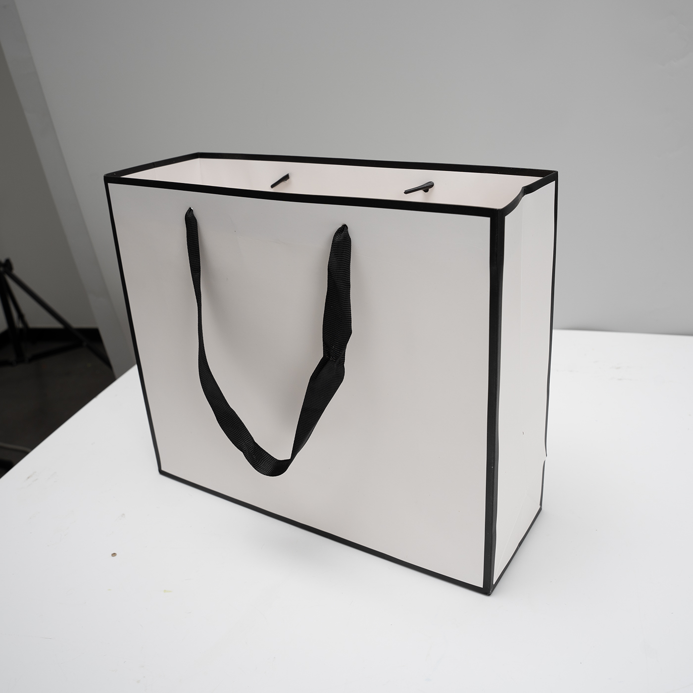 Custom Horizontal White Cardboard Gift Bag1